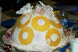 Ажурные украшения на торте из белого айсинга