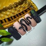 Бабл-змея на ногтях