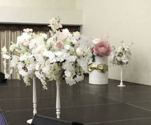 Белые цветочные стойки с декоративными цветами