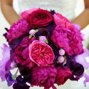 букет невесты из темных и розовых цветов