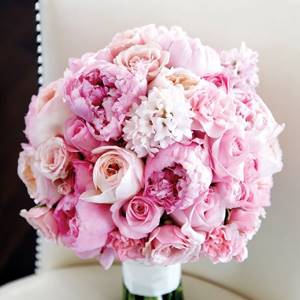 букет розовых цветов в вазе