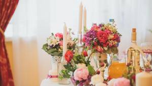 Букеты на столах для гостей во время свадебного банкета