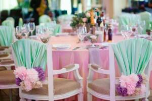 Декорирование стульев цветами - Цветочный декор на свадьбу