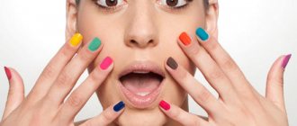 Девушка с гель-лаком разных цветов на ногтях
