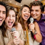 Друзья поют песню