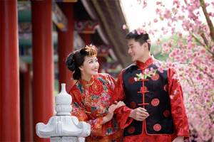 Китайские свадебные церемонии требуют больших расходов, но они окупаются, поскольку дарить подарки принято только деньгами.
