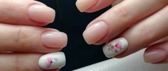 Короткий нюдовый маникюр на типсы