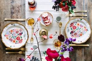 Красивые тарелки с ярким рисунком на праздничном столе