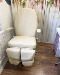 Массажное мягкое кресло в салоне красоты для spa-педикюра