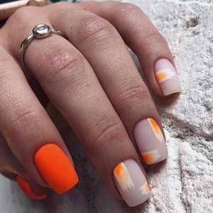 Матовый маникюр с оранжево-белыми мазками на квадратных нарощенных ногтях