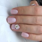 Модный маникюр минимализм дизайн гель-лаком 2021 нежные фото