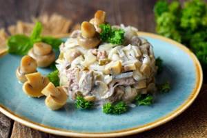 Мясной салат с орехами и маринованными грибами