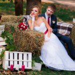 невеста и жених на диване из соломы