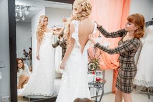 Невеста меряет платье с подругой