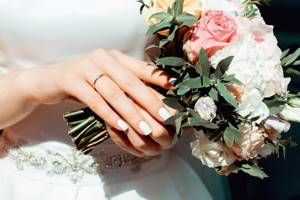 Невеста с обручальным кольцом и букетом
