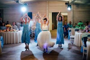 Невеста танцует с подружками