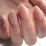 Неяркий маникюр, но оригинальный, нежный с дизайном