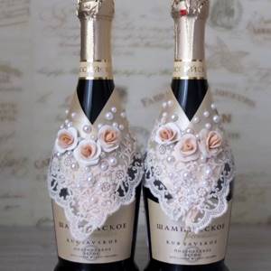 одинаковые украшения бутылок с шампанским