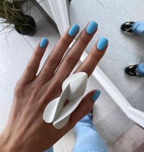 Однотонный голубой матовый маникюр на коротких квадратных ногтях