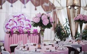 оформление свадебного зала живыми цветами 2