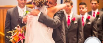 Отец обнимает дочь невесту