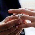 Парень надевает кольцо на палец