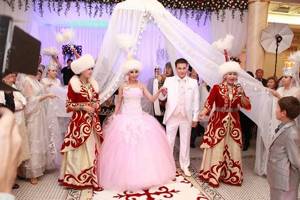 По обычаям казахских свадеб жених платит за невесту выкуп, который называется «калым». В давние времена семья жениха должна была преподнести родителям невесты сорок семь голов скота.