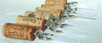 Подарок можно создать прямо на свадьбе, сделав из пробки от вина уникальный брелок