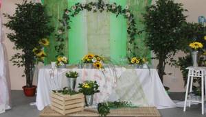 Полевые цветы и трава станут прекрасным украшением для зала на рустикальной свадьбе