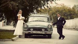 Ретро-автомобиль - обязательный элемент такой тематической свадьбы