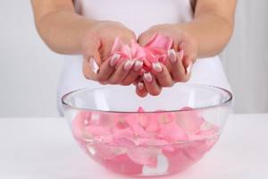 розовая вода для ногтей