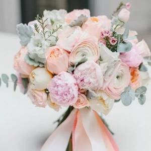 серые и розовые оттенки в свадебном букете