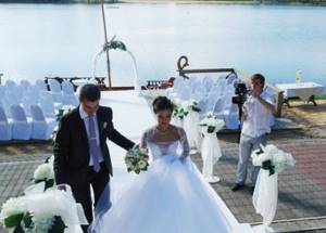 Свадебная церемония на берегу озера