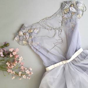 Свадебное платье с самодельными декоративными элементами