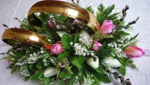 Свадебное украшение - шар из цветов с большими обручальными кольцами