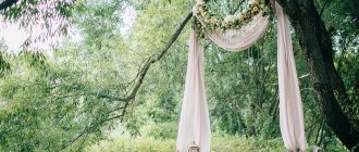 Свадебные арки чаще всего используют на выездной церемонии