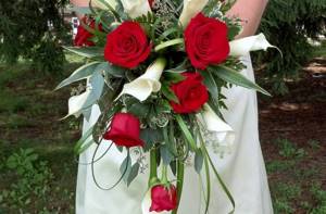 Свадебный букет из красных роз 2