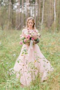 Светло-розовое платье невесты