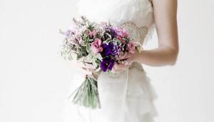 В букете невесты должны сочетаться все те же цветы пастельных оттенков, желательно с присутствием лавандового