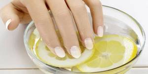 Ванночка с соком лимона для ногтей