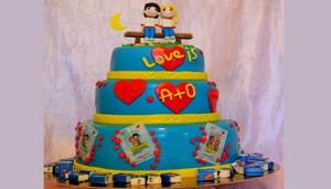 Яркий голубой торт в три яруса с романтичными фигурками и любовными надписями