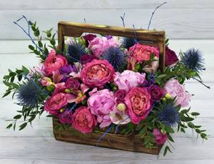 Заказать цветы в деревянной корзине или стильном ящике – оригинальное решение на пятилетний юбилей свадьбы.