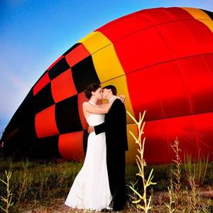 жених и невеста у воздушного шара