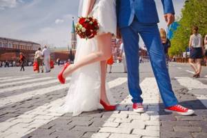 Жених и невеста в красной обуви