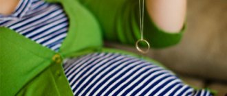 женщина держит кольцо